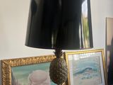 une lampe posée sur une table à côté d'un tableau