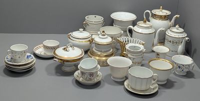 de nombreuses tasses et soucoupes posées sur une table
