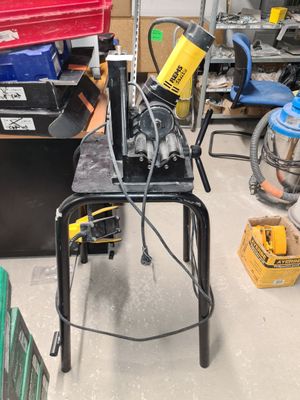 une image d'un établi avec des outils dessus