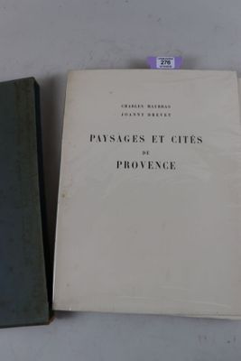 deux livres posés l'un à côté de l'autre sur une table