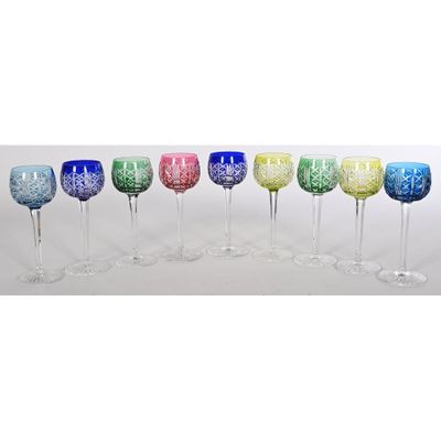 un lot de six verres à vin multicolores disposés les uns à côté des autres
