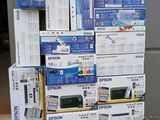 des cartons empilés les uns sur les autres devant un immeuble