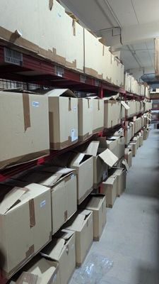 les nombreuses caisses qui se trouvent sur les rayonnages de l'entrepôt