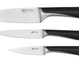 trois types de couteaux différents sont présentés sur une surface blanche