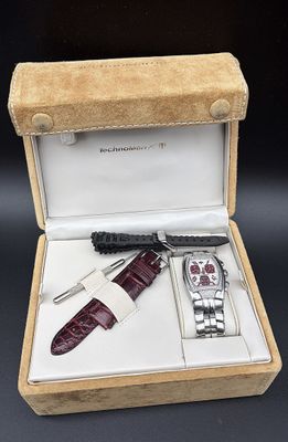 une image représentant une montre et un couteau dans une boîte posée sur une table