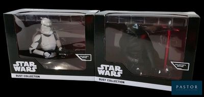 Deux figurines de Star Wars sont posées côte à côte dans une boîte