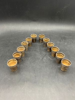 un gros plan sur plusieurs tasses posées sur une surface métallique
