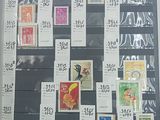 une photo d'un tableau d'affichage sur lequel sont collés des timbres