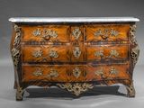 une commode ancienne avec un plateau en marbre et des finitions dorées
