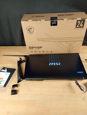 un ordinateur portable posé sur une table à côté d'une boîte