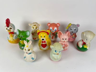de nombreuses petites figurines d'animaux sur un fond blanc