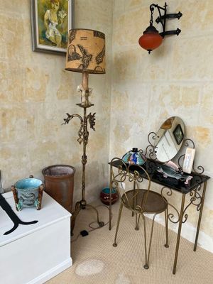 une table avec un miroir et une lampe dans une pièce