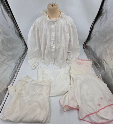 une robe blanche avec des bordures roses, une chemise blanche avec des bordures roses, une chemise blanche avec des bordures roses, une robe blanche avec une bordure rose et du blanc