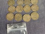 un lot de pièces de monnaie posées sur une table