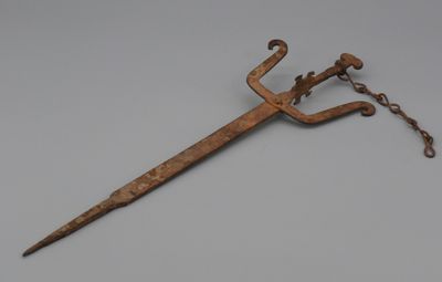 Fer d’autel pour les ancêtres à patine d’oxydation évoquant …