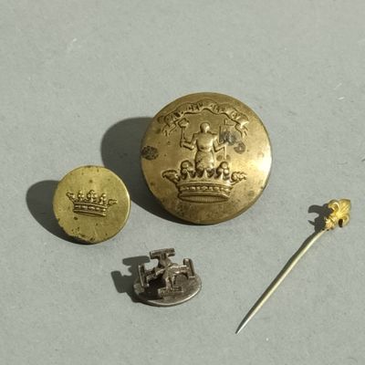 Bouton d'équipage "La pucelle et le lys", une épingle en mét…