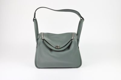 sac à bandoulière en cuir gris avec des finitions argentées