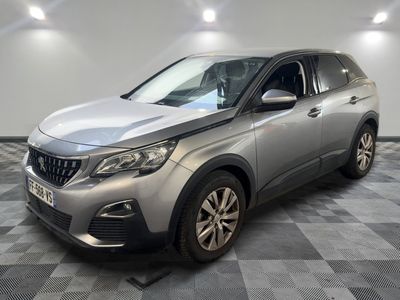 la voiture argentée est garée sur le sol en damier d'un garage