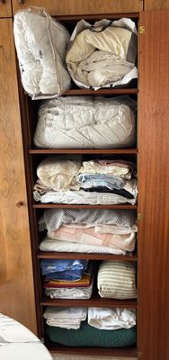 une armoire en bois remplie de vêtements