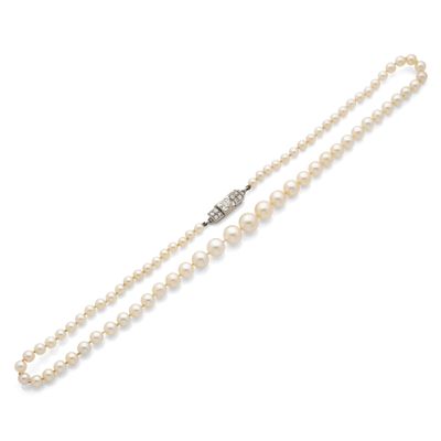 un collier de perles de culture et de diamants
