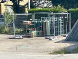 une clôture dans laquelle se trouvent plusieurs bidons d'essence