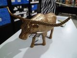 une sculpture représentant un taureau posée sur une table dans un magasin