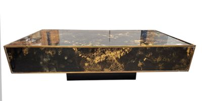 une photo d'une table basse noire et dorée avec un plateau en verre