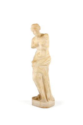 une image représentant une statue de femme debout sur un piédestal