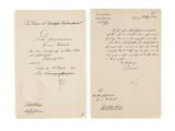 deux vieux papiers portant des inscriptions manuscrites, posés l'un à côté de l'autre