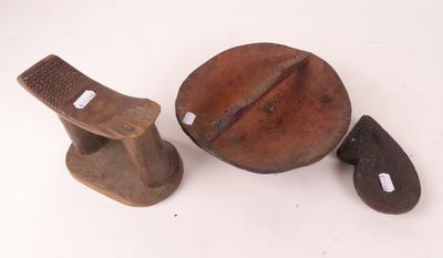 une paire de cloches anciennes en bois et une cloche en fonte sur fond blanc