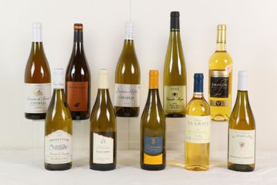 plusieurs bouteilles de vin posées sur une table