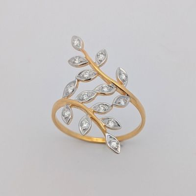 gros plan d'une bague en or et diamants sur fond blanc