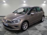 La Volkswagen Touran est garée dans un garage dont le sol est en damier.