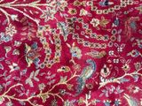 un gros plan sur un tapis rouge orné d'un motif floral