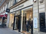deux mannequins dans la vitrine d'un magasin de vêtements