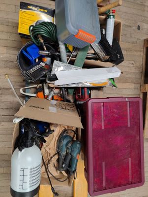 un tas d'objets divers accrochés au mur