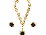 un gros plan d'un collier et de boucles d'oreilles sur fond blanc