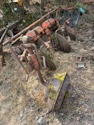 un tracteur qui est posé à même le sol, dans la terre