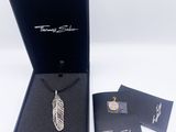 un gros plan d'une boîte contenant un collier