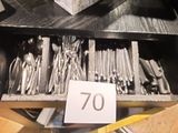 un tiroir rempli d'argenterie et d'ustensiles dans un magasin