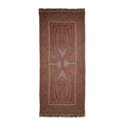 un vieux tapis orné d'un motif sur fond blanc