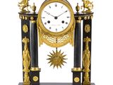 une horloge noire et or posée sur une table