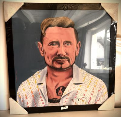 un tableau représentant un homme moustachu posé sur une étagère