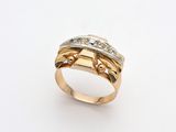 gros plan d'une bague en or avec des diamants sur fond blanc