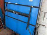 une porte bleue sur laquelle est accrochée une pancarte, à côté d'un escalier