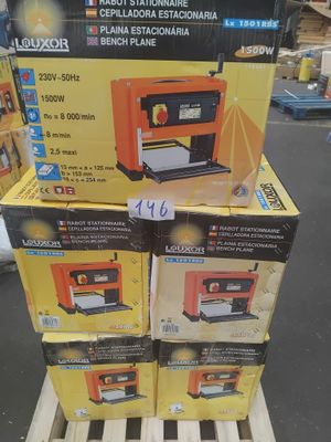 plusieurs cartons d'ordinateurs portables empilés les uns sur les autres dans un magasin