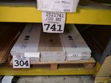 Des caisses en bois sont empilées sur une palette dans un magasin