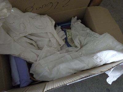 une boîte en carton remplie d'un grand nombre de vêtements blancs