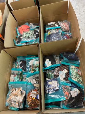 des cartons remplis d'objets divers posés à même le sol
