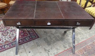 une table surmontée d'un tiroir
